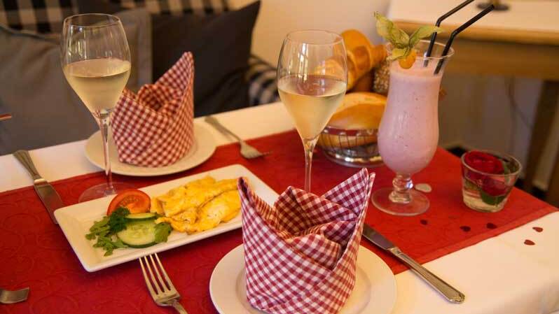 Liebevoll gedeckter Tisch
